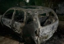 Incineran 3 vehículos con explosivos caseros en Acayucan