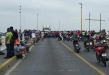 Pescadores afectados por el derrame de hidrocarburo bloquean carretera en Veracruz, reclaman apoyos incumplidos por Nahle