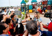 Alcaldesa Maryjose Gamboa encabeza relanzamiento de Plaza Banderas; entrega módulos a comerciantes