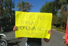 Padres de familia de la Primaria Carlos A. Carrillo bloquean la Avenida Manuel Ávila Camacho en Xalapa