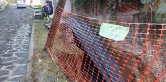 Deslave en un talud, pone en riesgo viviendas y a transeúntes