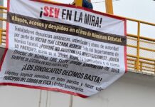 Exhiben abusos de funcionarios de la SEV en mantas colgadas de puentes