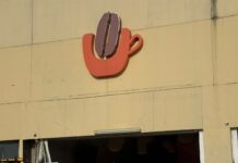 Camioneta irrumpe en cafetería de Tejería y deja varios heridos