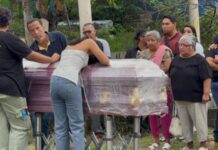 Con aplausos y música de banda despiden a la periodista Roxana Guzmán en Veracruz: «vuela alto», clama su mamá