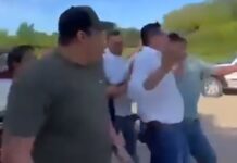 A empujones y gritos de traidor, morenistas corren a su dirigente estatal Esteban Ramírez Zepeta de Tatahuicapan, Veracruz