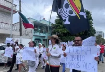 Marchan en protesta por falta de insumos y medicamentos en Veracruz: «basta al desabasto»; recurren a la iglesia porque el gobierno no responde