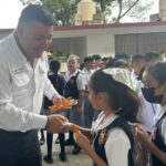 Diputado de Morena entrega dos lápices por alumno como «apoyo escolar» en Tamaulipas