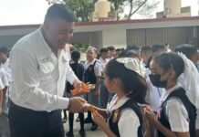 Diputado de Morena entrega dos lápices por alumno como «apoyo escolar» en Tamaulipas
