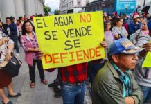 Nahle usa policías antimotines contra manifestantes en Veracruz pero lo niega; un grupo fue corrido con palos y a pedradas