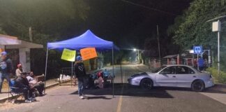 Sigue bloqueada la carretera Las Trancas-Coatepec, funcionarios menores de Política Regional no dan respuesta a sus demandas