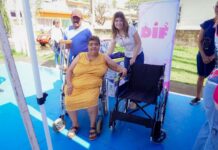 DIF Boca del Río entrega aparatos funcionales y pañales para adultos mayores en la colonia Carranza