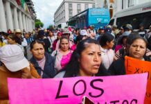 Habitantes de comunidades de Altotonga y Jalacingo bloquean la calle Enríquez en protesta por el desabasto de agua
