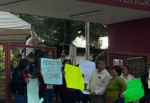 Padres de familia de Jardín de Niños de Tlacolulan toman oficinas centrales de la SEV, exigen la asignación de un docente