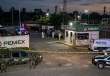 Comando armado asalta complejo de Pemex en Veracruz: saquea el lugar, además de golpear y amarrar a dos vigilantes