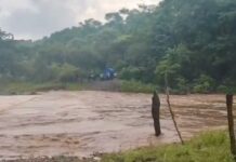 Lluvias mantienen incomunicadas a varias comunidades de Tatahuicapan de Juárez