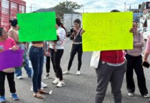 Bloquean padres de familia de manera parcial el bulevar Xalapa-Banderilla; exigen el cese del director de la Escuela Primaria Agustín García Figueroa