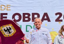 Samuel Acosta da banderazo de arranque a la construcción de techado en primaria de Puente Moreno