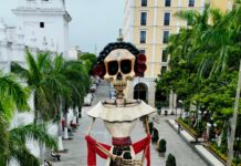 Con cempasúchil y una Catrina monumental, se llena de color y tradición el Zócalo de Veracruz