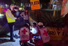 Fuerte choque entre dos autos y una motocicleta deja dos lesionados en Boca del Río