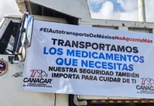 «Transportamos los medicamentos que necesitas», reclaman camioneros a Nahle durante protesta tras crisis de salud en Veracruz