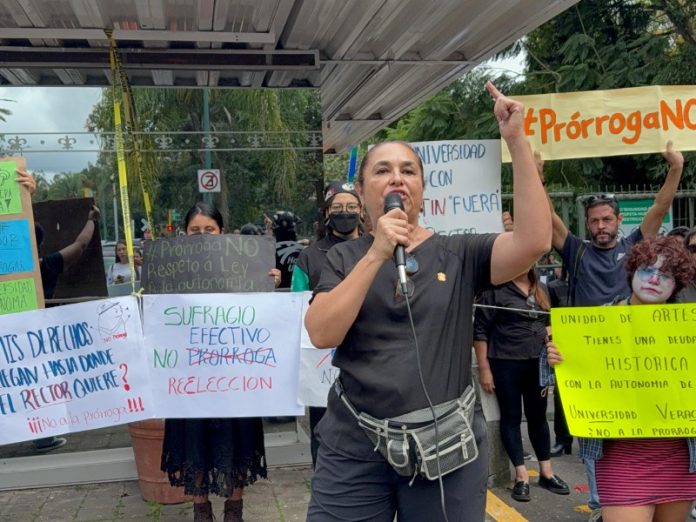 protestan-universitarios-contra-prorroga-del-rector-de-la-uv-657467
