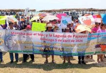 Protestan contra el daño ambiental y económico que ha dejado el derrame de hidrocarburo, aunque Nahle presume «playas limpias»