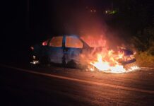 Raro incendio de auto cerca de Tlapacoyan