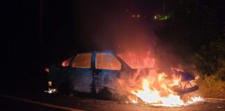 Raro incendio de auto cerca de Tlapacoyan