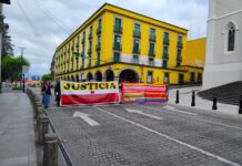 Expolicías protestan en Xalapa porque Nahle no les paga liquidaciones