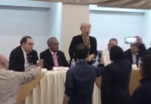 Fuera, fuera, gritan a Jenaro Villamil en celebración del Día de la Libertad de Expresión en Xalapa