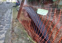 Deslave en un talud, pone en riesgo viviendas y a transeúntes