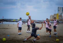 Conectan los Piratas FC con su afición, en primer entrenamiento a la orilla del mar