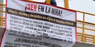 Exhiben abusos de funcionarios de la SEV en mantas colgadas de puentes