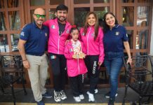 La niña Zoé López Vidaña muestra las medallas ganadas en Bulgaria, en el mundial de gimnasia rítmica