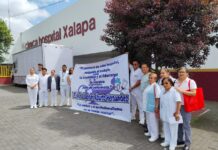Protestan enfermeras y personal de apoyo de la Clínica Hospital del ISSSTE en Xalapa en apoyo a la Jefa de Enfermeras