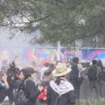 Policías antimotines repliegan a manifestantes tras 40 minutos de enfrentamientos afuera del Estadio Azteca