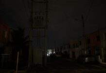 Vecinos de la zona norte de Veracruz denuncian constantes apagones y fallas en el suministro eléctrico