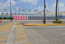 Empresa daña imagen del malecón con baños públicos