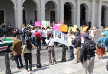 Afectados por el cártel inmobiliario bloquean la avenida Juan de la Luz Enríquez, denuncian despojo de sus propiedades