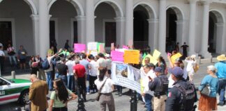 Afectados por el cártel inmobiliario bloquean la avenida Juan de la Luz Enríquez, denuncian despojo de sus propiedades