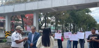 Estudiantes de la Normal Veracruzana Enrique C. Rebsamen se manifiestan y bloquean dos carriles de la Avenida Xalapa