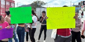 Bloquean padres de familia de manera parcial el bulevar Xalapa-Banderilla; exigen el cese del director de la Escuela Primaria Agustín García Figueroa