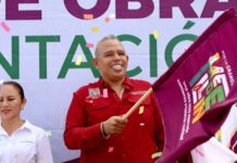 Samuel Acosta da banderazo a la pavimentación de la calle José María Morelos, en Los Robles